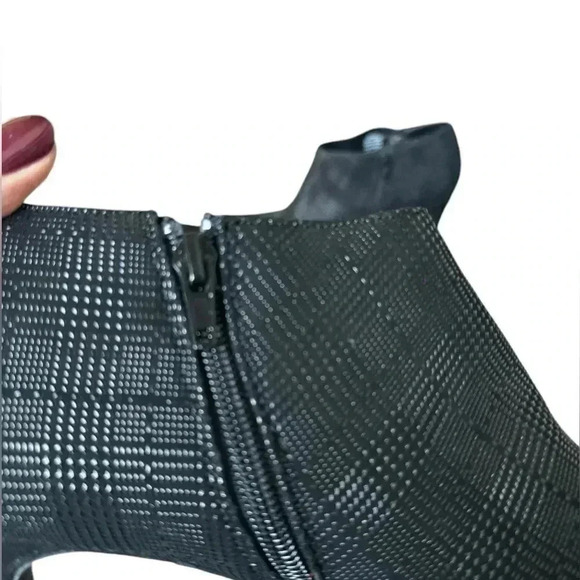 NWOB Kelly & Katie Black Textured Heeled Booties | Size 10 - Picture 8 of 10